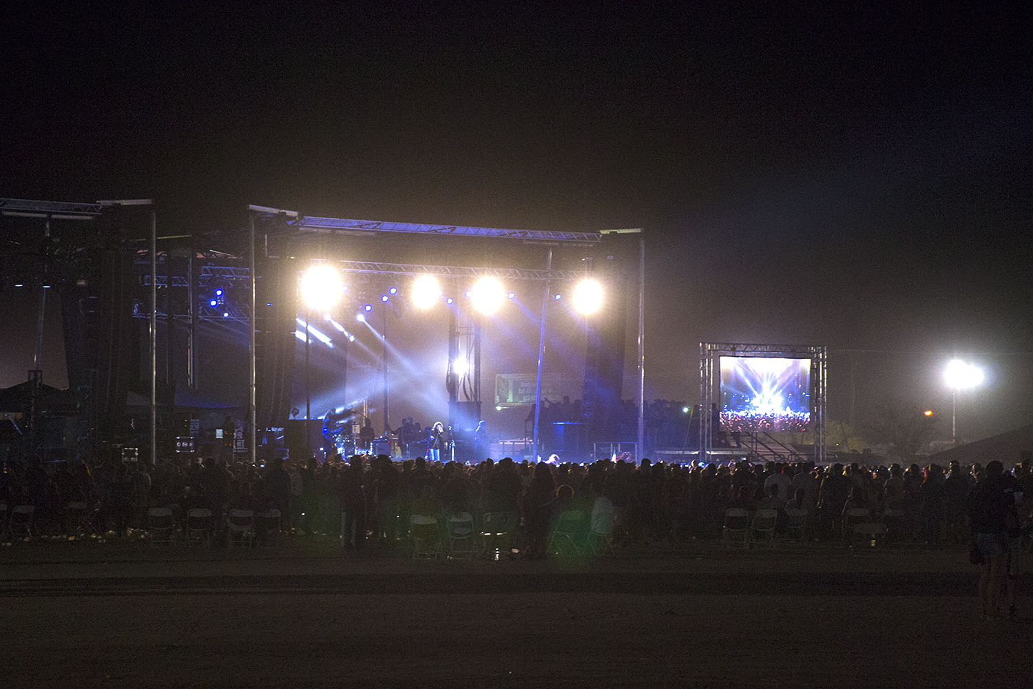 crowd_stage_night